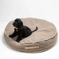 Hond geniet van zijn favoriete plekje in het Fulvio hondenbed van 2.8 Duepuntootto – stijlvolle plek om zich terug te trekken met knuffelfactor