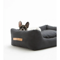Hond ligt ontspannen in het Henri hondenbed Canvas van 2.8 Duepuntootto in de kleur antraciet.
