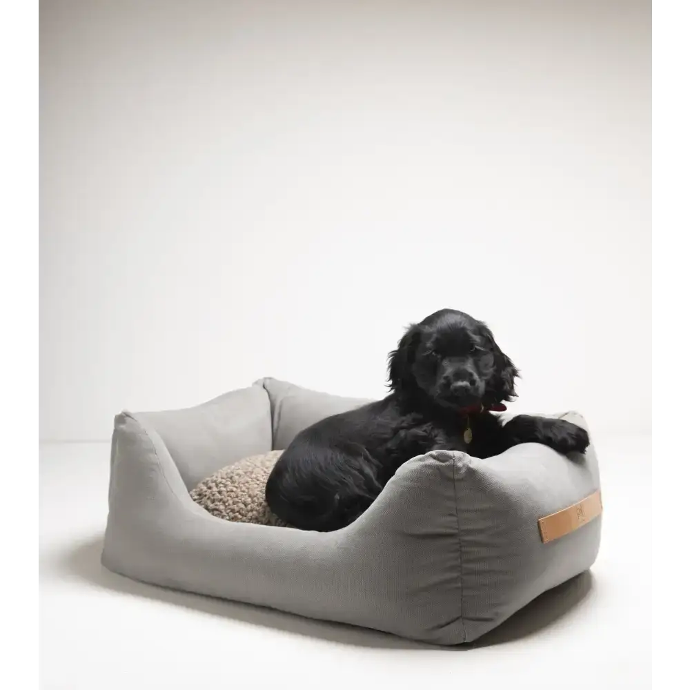 Henri Hundebett in Dove Grey – stilvoll, funktional & pflegeleicht, ideal für entspannte Hundeträume.