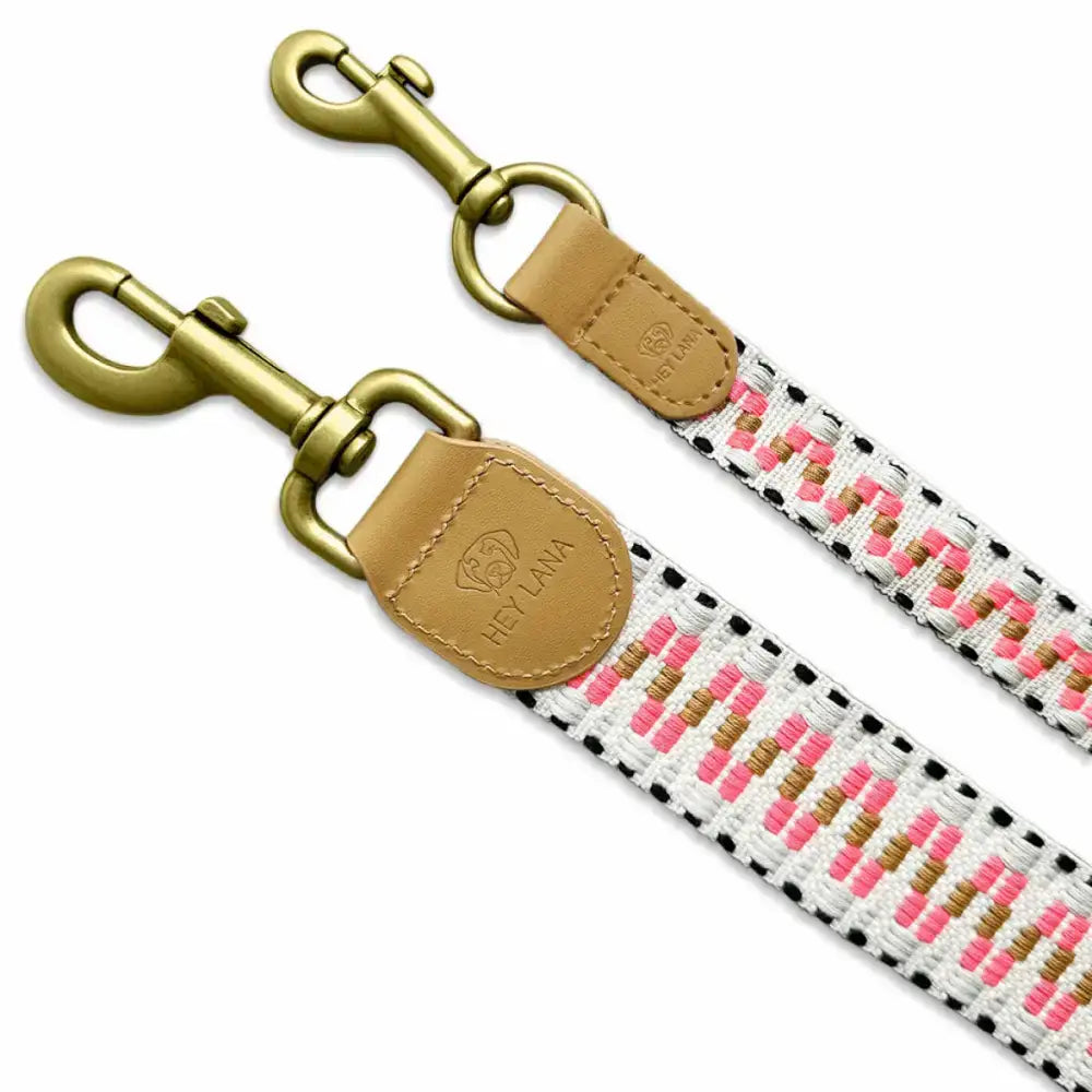 Nahaufnahme des Messingkarabiners – robust, edel & sicher befestigt