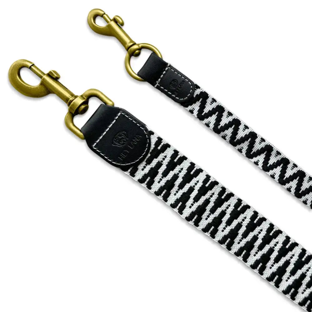 Nahaufnahme des Karabiners der Schwarz-Weißen Très Chic Leine – hochwertig, stabil & sicher verarbeitet