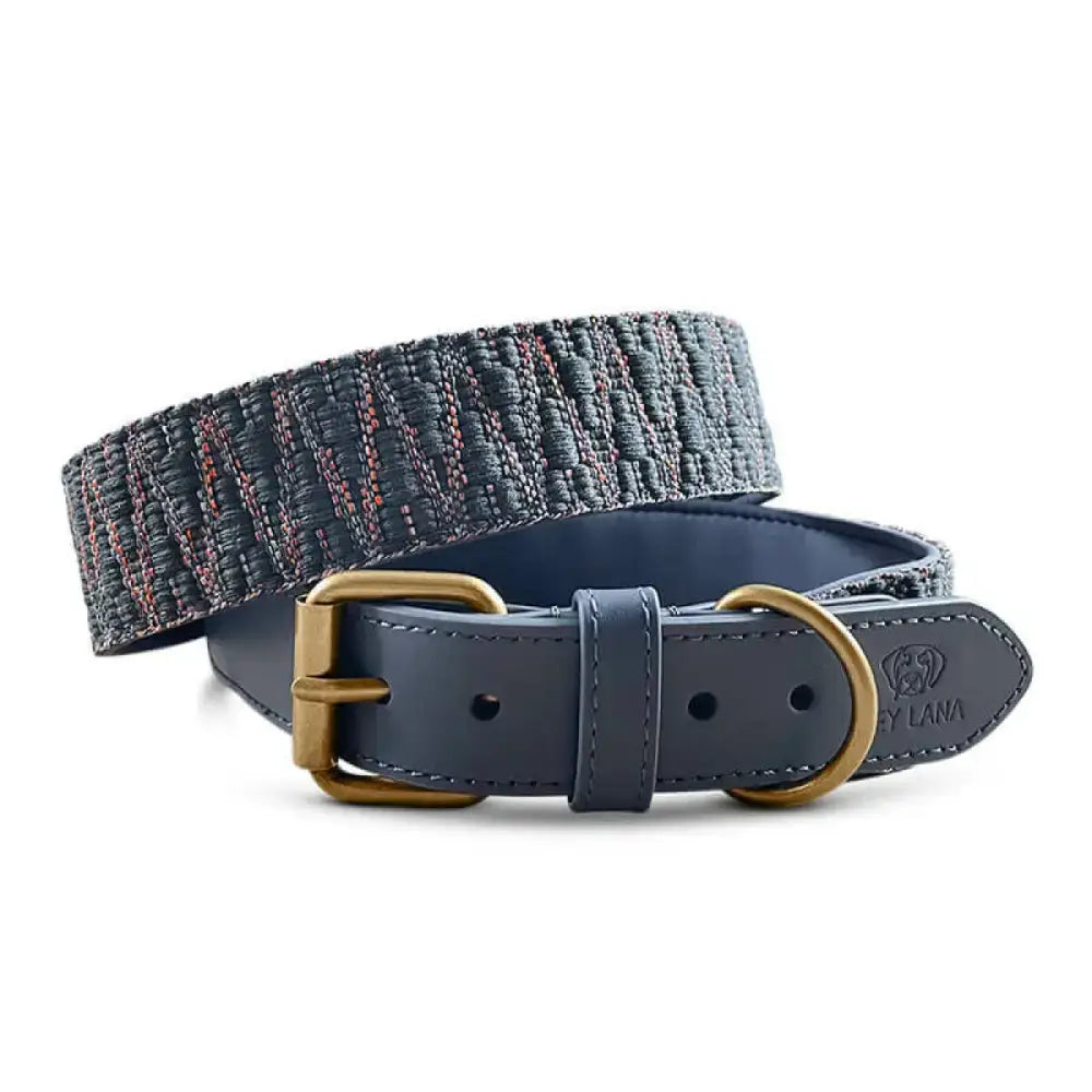 Hundehalsband Très Chic von Hey Lana – stilvolle Gesamtansicht in Blau-Grau mit Lederdetails
