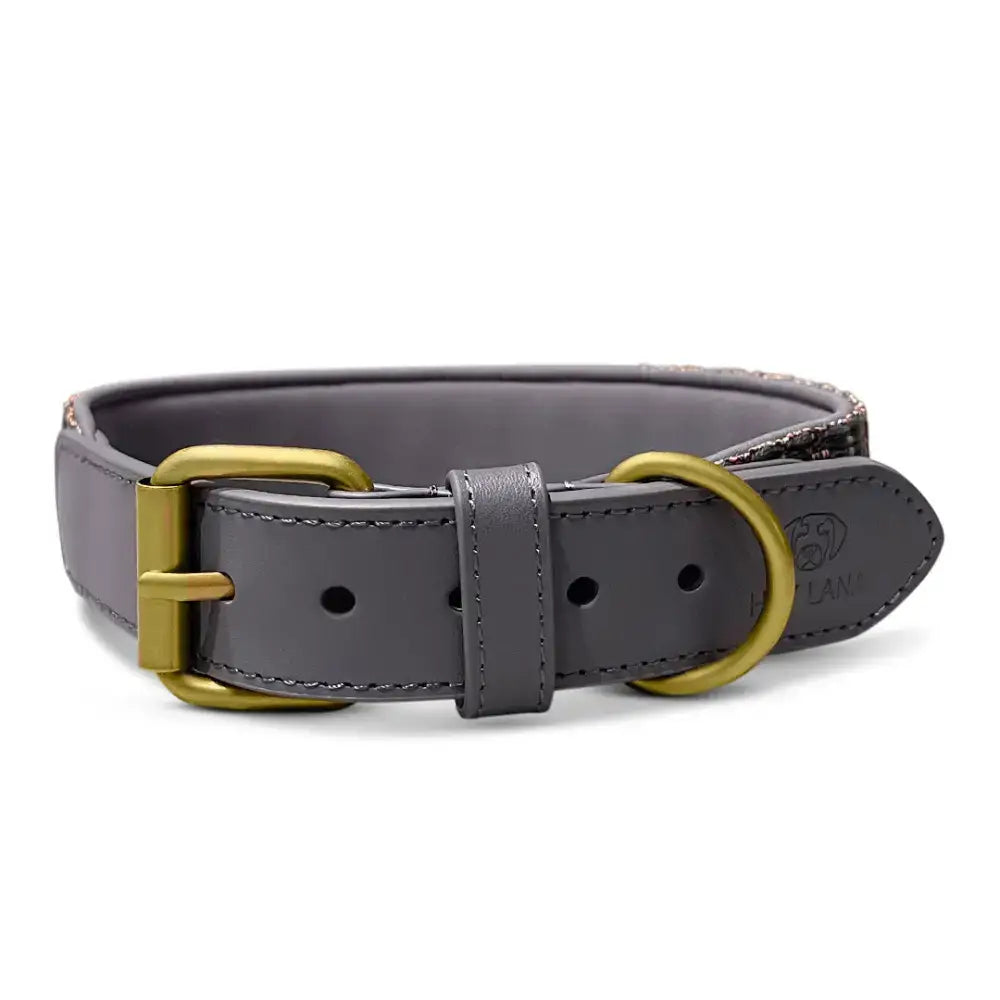 Detailansicht der Messingringe und Logoprägung am Très Chic Halsband