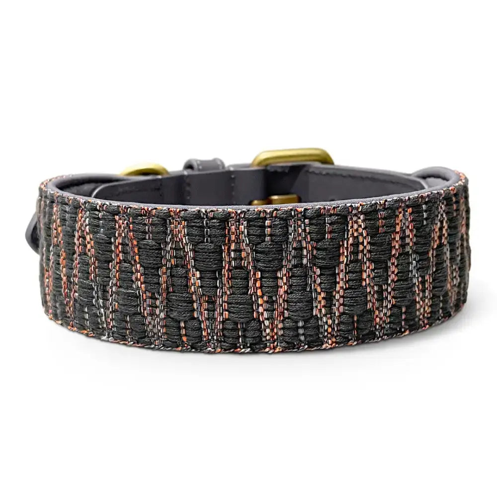 Detailaufnahme des Très Chic Halsbands – feine Verarbeitung und edles Rindsleder
