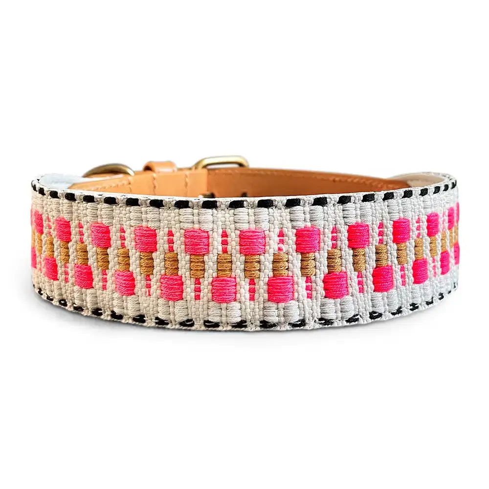 Detailansicht des Très Chic Halsbands in Pink-Beige – edle Materialien & feine Verarbeitung