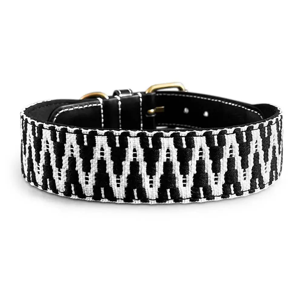 Nahaufnahme des Très Chic Halsbands in Schwarz-Weiß – edles Muster & hochwertige Verarbeitung