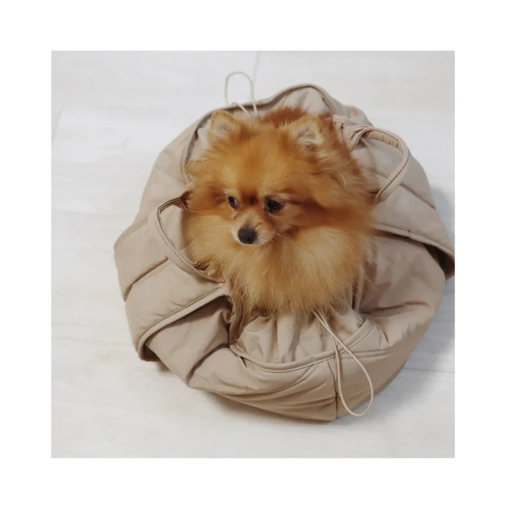 Kleiner Hund liegt gemütlich in der OLLA Tragetasche in Kamel von Lambwolf Collective