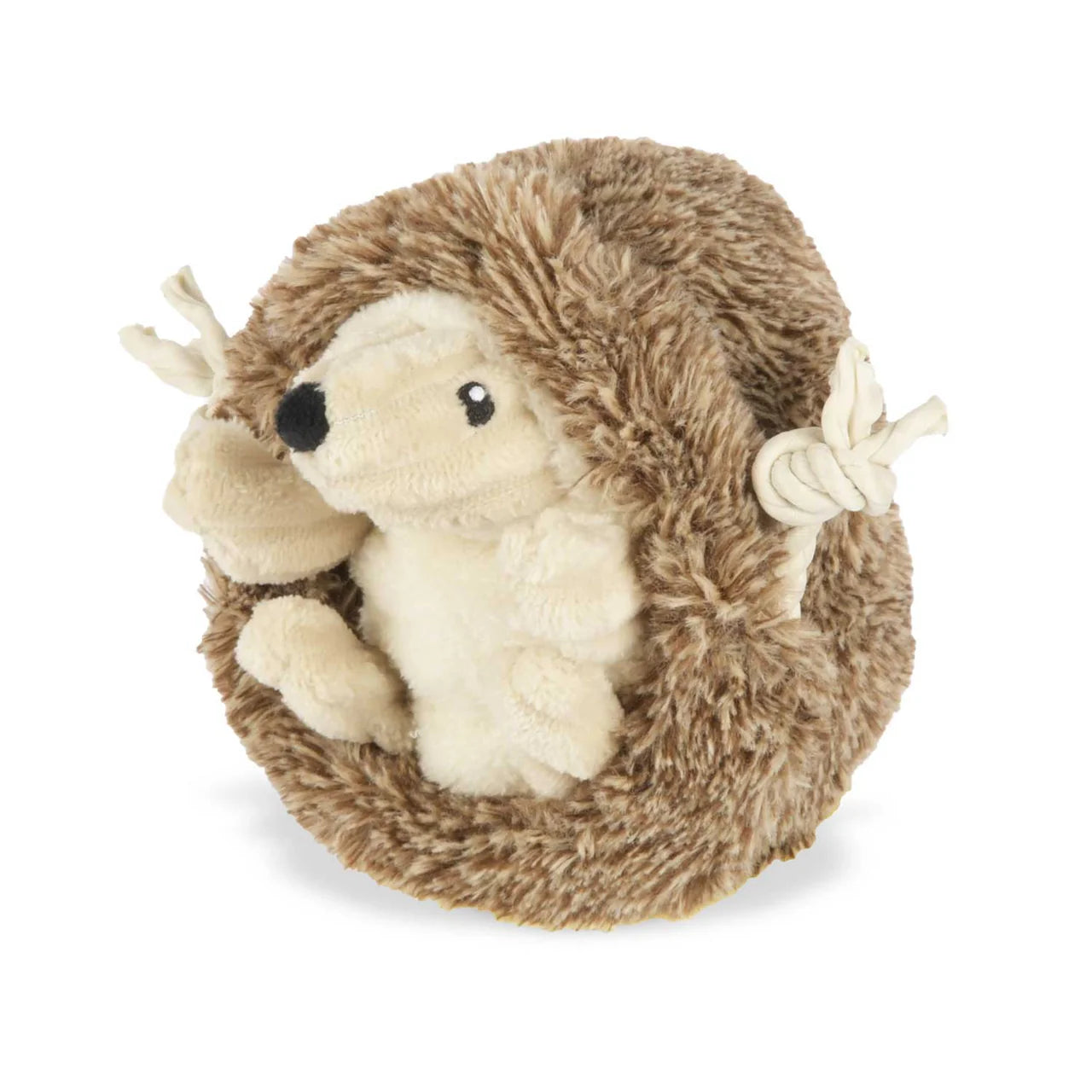 Hund spielt mit Hamilton dem Igel von P.L.A.Y. – kuscheliges Spielzeug mit Zerrseil