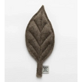Stilvolles Hundespielzeug Mimmo Magnolia Leaf von 2.8 Duepuntootto – aus recycelter Wolle im Blatt-Design