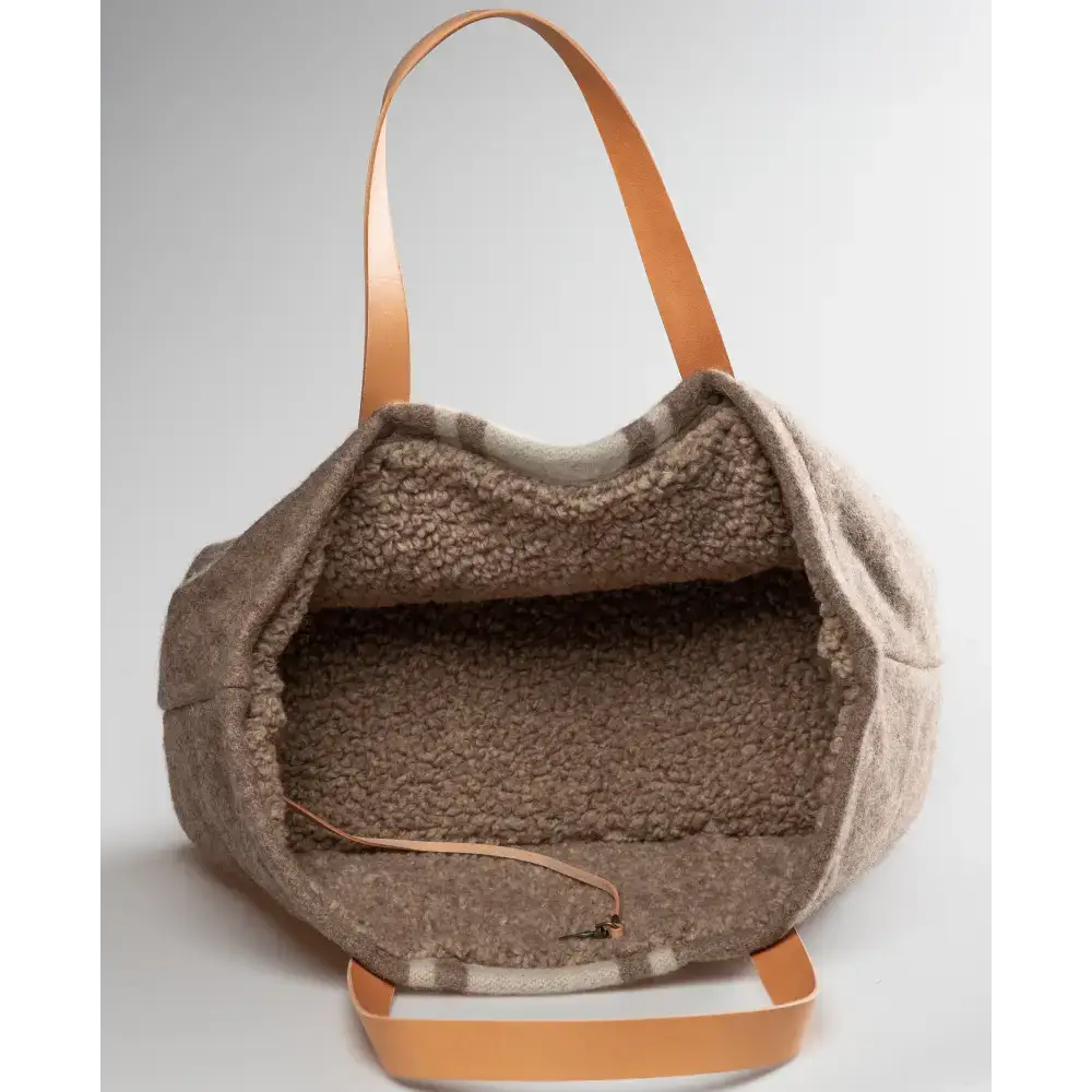 Innenansicht der Hundetasche mit weichem Bouclé-Wollfutter – gemütlich & hochwertig verarbeitet