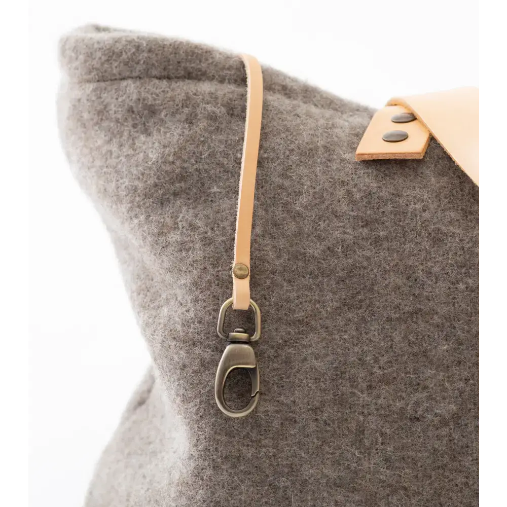 Detailansicht des Echtlederriemens mit Karabiner– hochwertig verarbeitetes Design mit Stil und Substanz