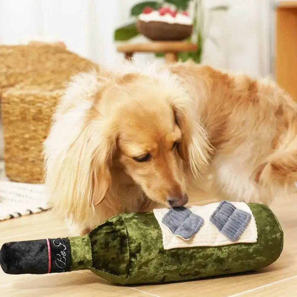 Hund spielt mit dem MERLOT Weinflaschen-Schnüffelspielzeug – Ideal für Nasenarbeit und interaktive Spiele.