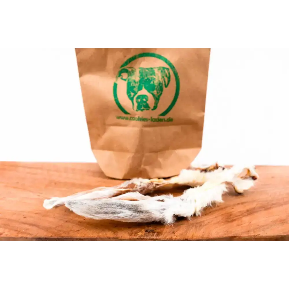 Kaninchenohren mit Fell als gesunder, fettarmer Hundesnack von Cookies Laden – natürliche Belohnung für Hunde, hergestellt in Europa.