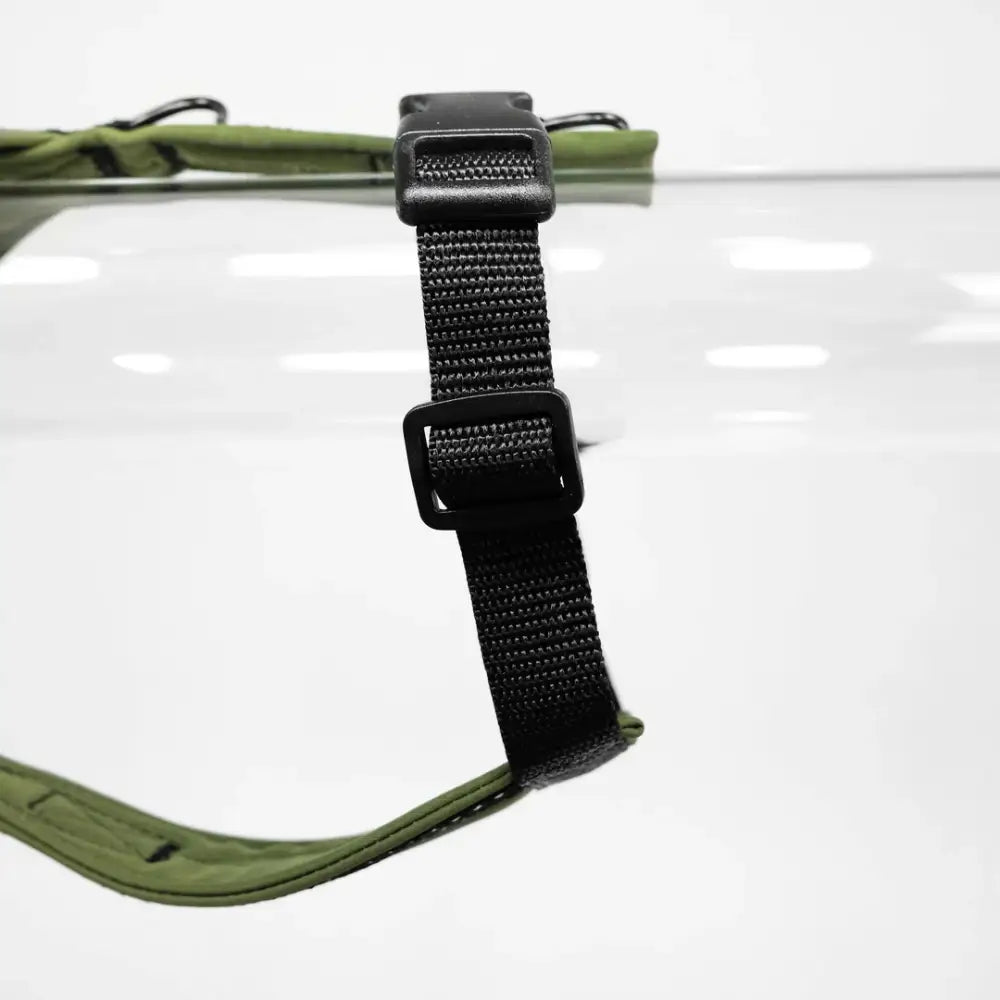 Hundegeschirr Dark Olive von Karma Hund – ergonomische Y-Form für eine perfekte Passform ohne Einschränkung der Beweglichkeit.