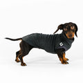 Dackel trägt Karma Hund Long Shirt in Anthrazit – Seitenansicht, dackelgerechter Schnitt aus Polar Fleece