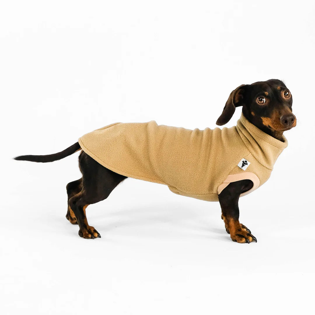 Hundepullover für Dackel in Camel – extra Länge für langen Rücken, geschirrfreundlich