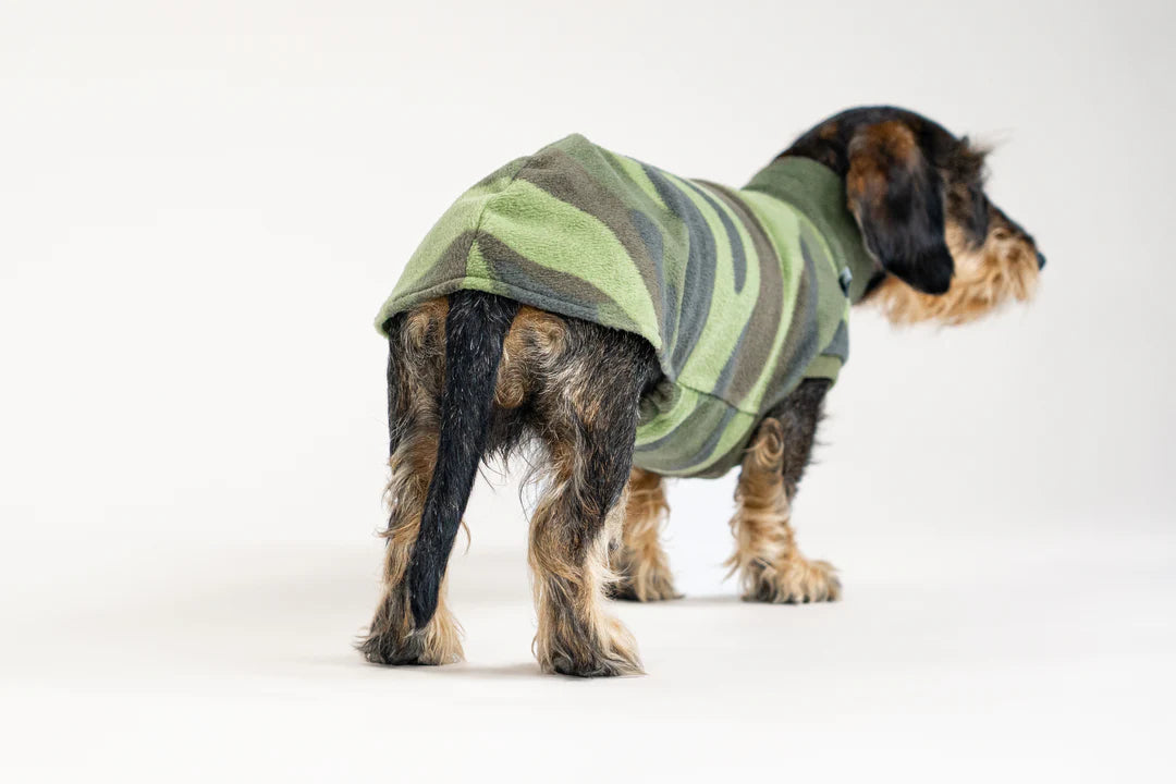 Hundepullover für Dackel in Camouflage – Rücken-/Seitenansicht, extra Länge für langen Rücken, geschirrfreundlich