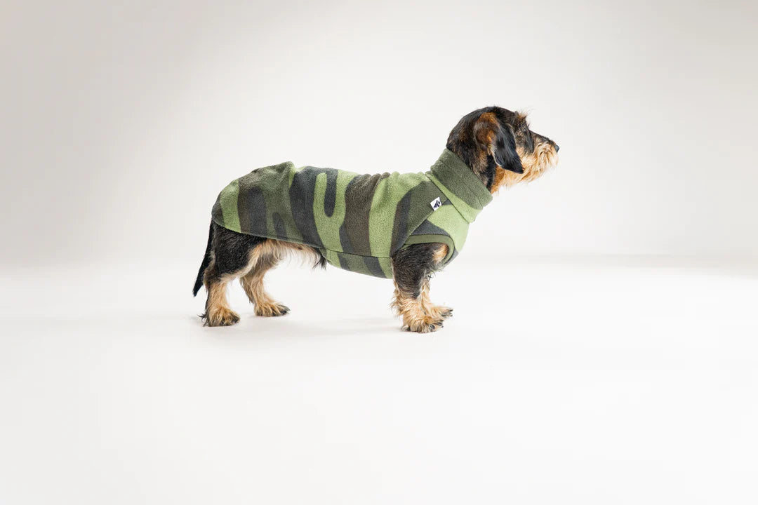 Dackel im Karma Hund Long Shirt in Camouflage – Seitenansicht rechts, dackelgerechter Schnitt aus Polar Fleece