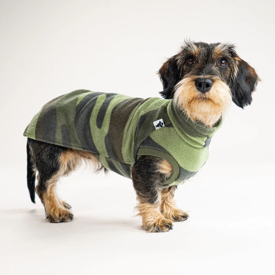 Dackel trägt Karma Hund Long Shirt in Camouflage – Seitenansicht, dackelgerechter Schnitt aus Polar Fleece