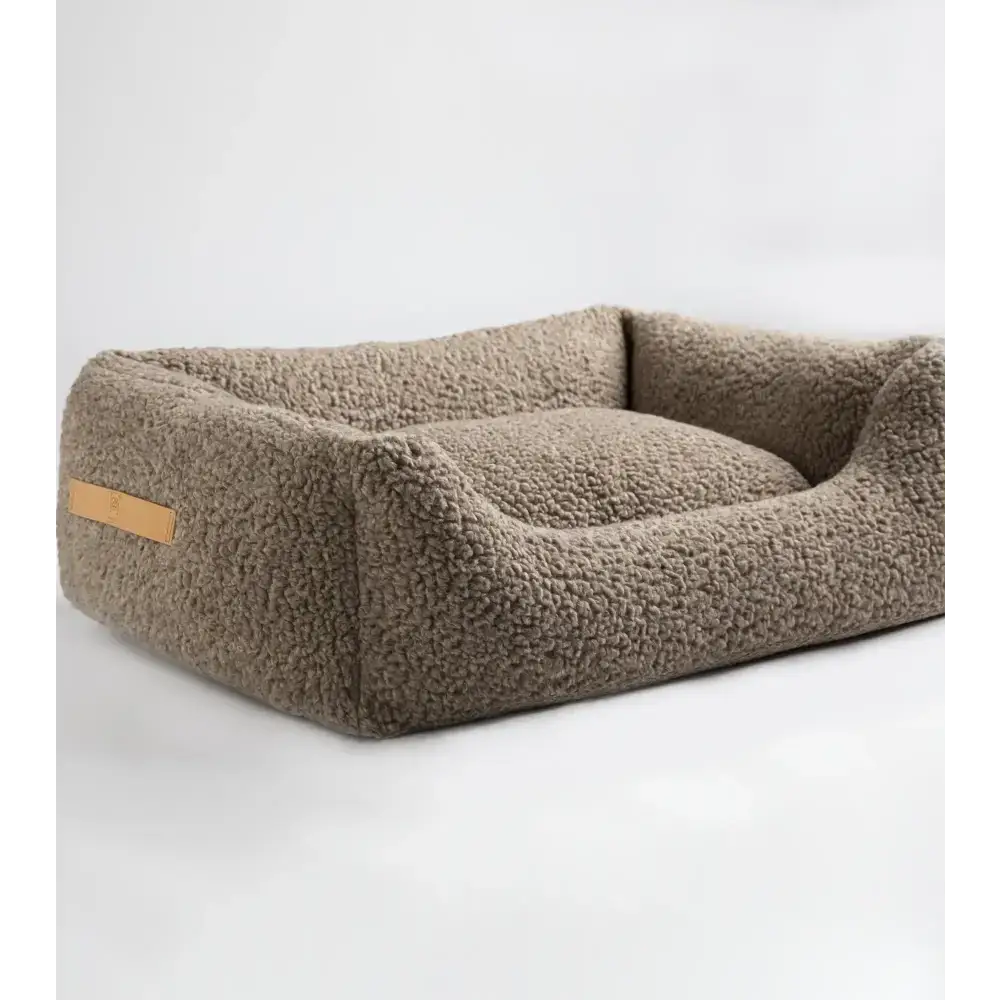 Kuscheliges Hundebett Henri mit Bouclé-Wolle – warm, pflegeleicht & ideal als stilvoller Rückzugsort für deinen Hund.