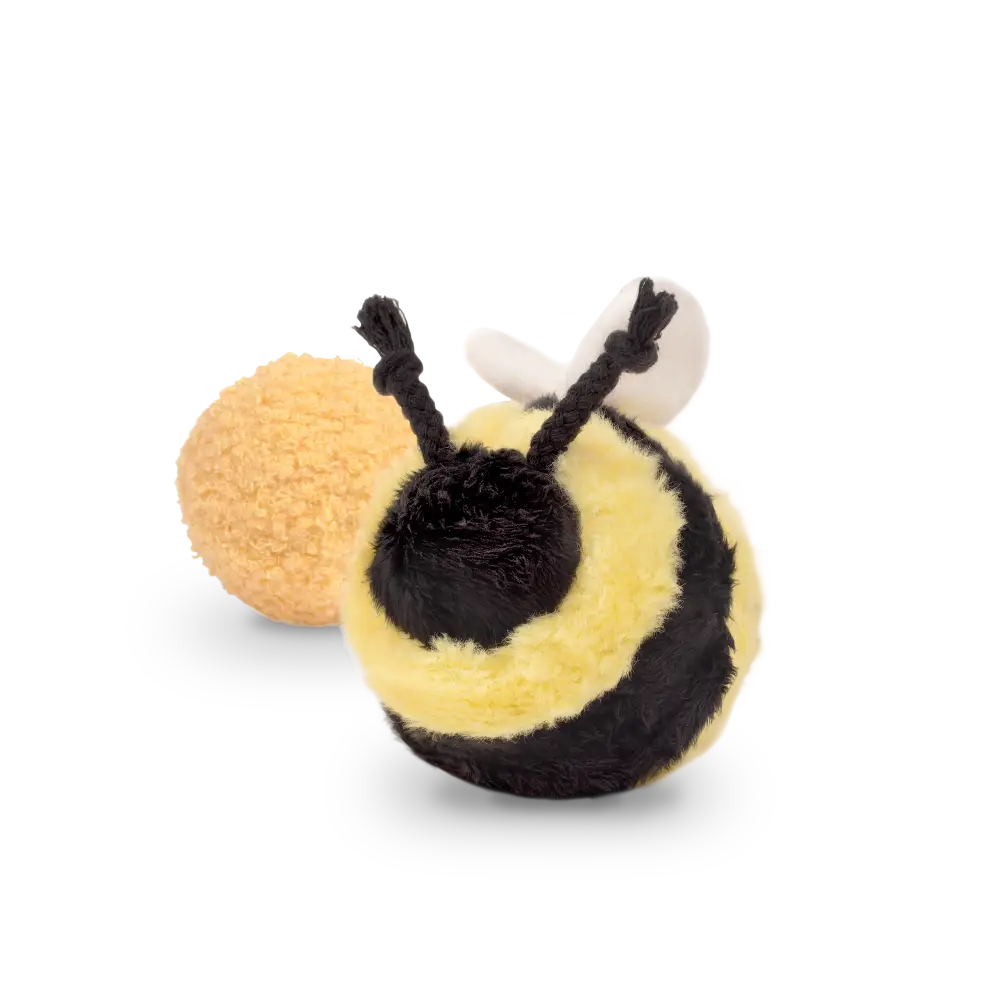 Detailansicht des BEE POP Hundespielzeugs von Lambwolf mit weichem Teddyplüsch und integriertem Quietschball