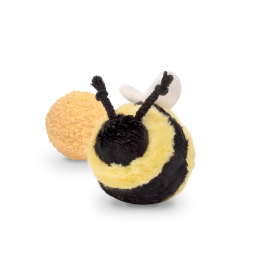 Detailweergave van het BEE POP hondenspeeltje van Lambwolf met zachte teddypluche en geïntegreerde piepbal