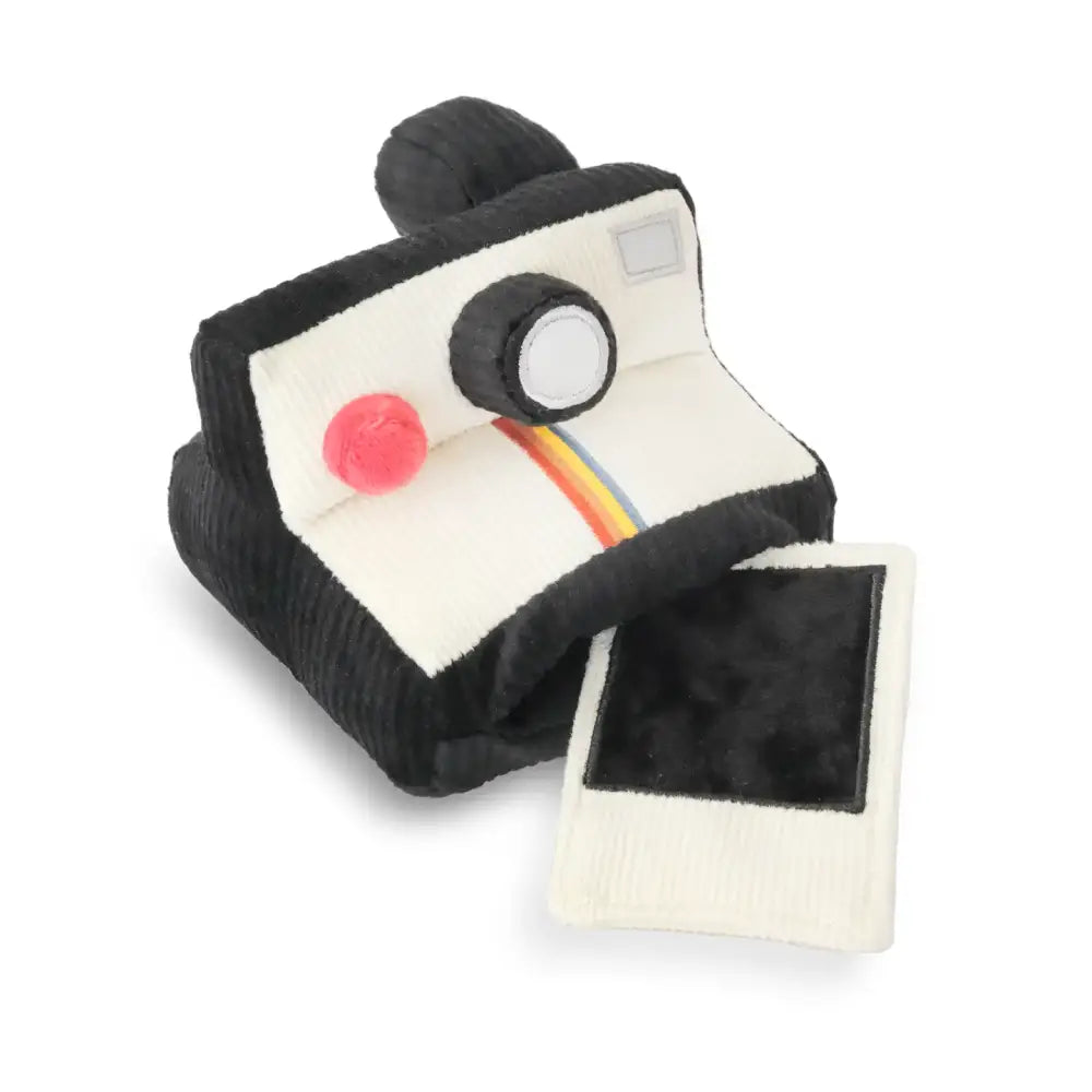 Detailaufnahme des Snuffle-SOFORTKAMERA Hundespielzeugs mit knisterndem Fotopapier und Leckerli-Versteck