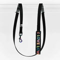 LOVE Hundeleine von Karma Hund – stilvolle, strapazierfähige Leine mit weichem Softshell und regenbogenfarbenem "LOVE"-Schriftzug.