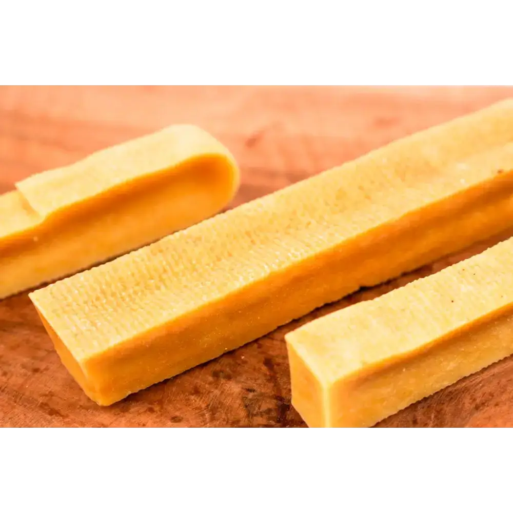 Natürlicher Churpi Hundesnack aus deutscher Weidemilch – harter Käse für langanhaltenden Kauspaß, ohne Chemikalien oder Konservierungsstoffe.