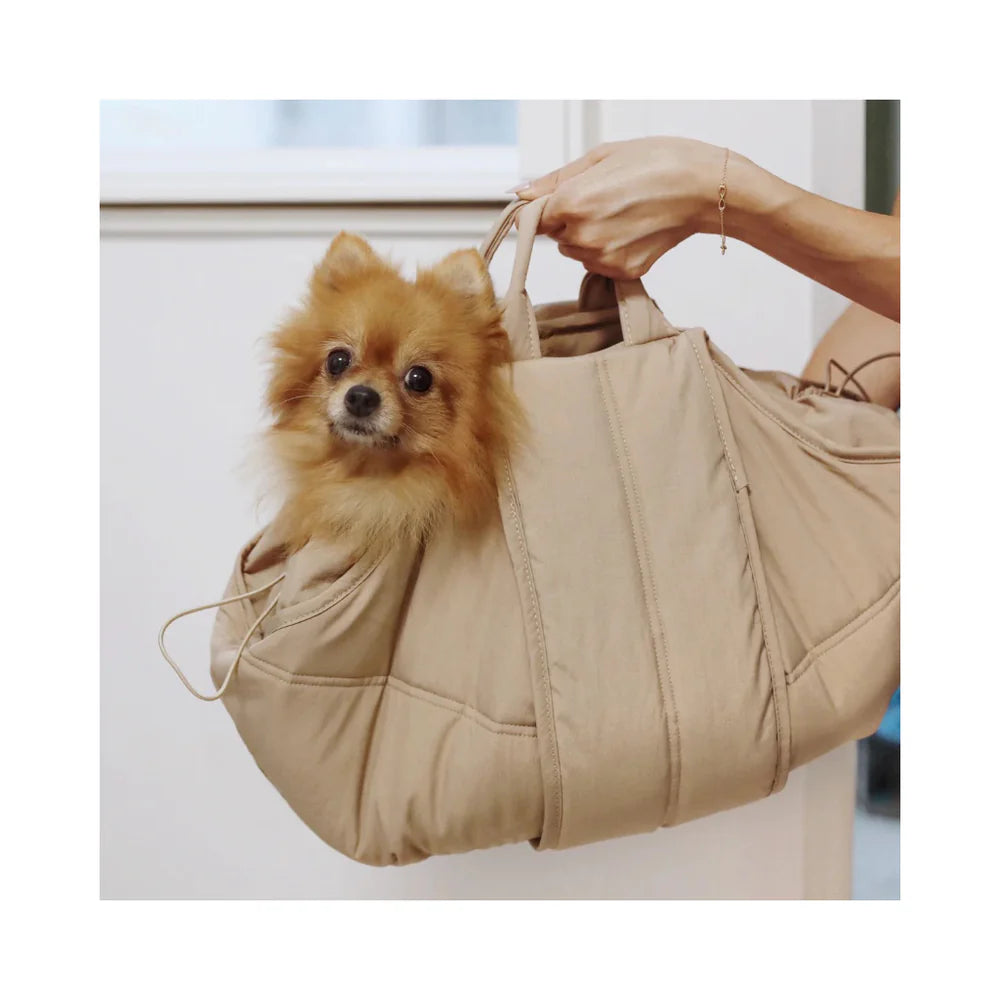 OLLA Hundetasche in Kamel beim Spaziergang – ideal für unterwegs mit kleinen Hunden