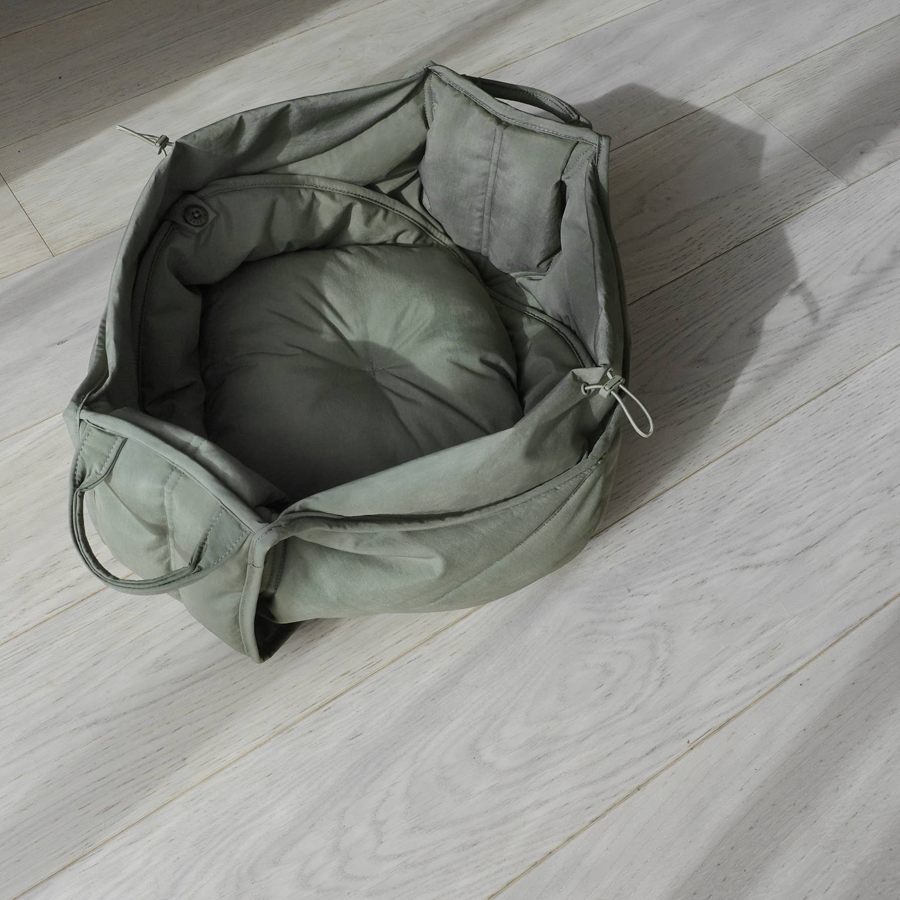 Glattes, pflegeleichtes Nylon-Obermaterial der OLLA Hundetasche in Oliv