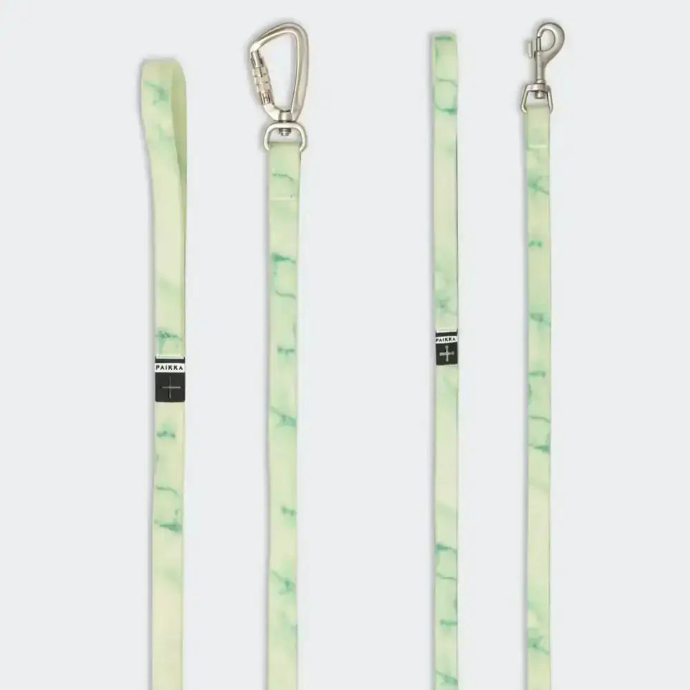 PAIKKA Glow Leash Hundeleine in Marble Green – Leuchtende, fluoreszierende Leine für mehr Sichtbarkeit bei Nachtspaziergängen.
