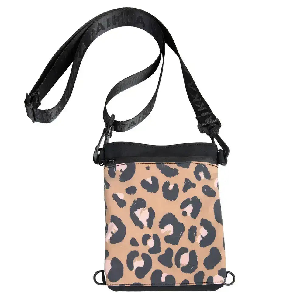 Gassitasche Visibility Treat Pouch Leo - PAIKKA reflektierende Leckerlitasche – perfekte Sichtbarkeit für Nachtspaziergänge mit Hund.