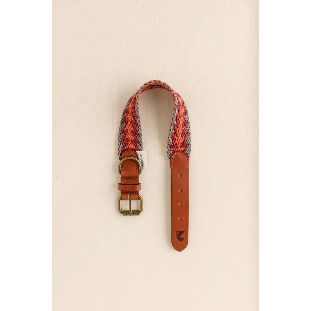 PERUVIAN ARROW ORANGE Hundehalsband von Buddys Dogwear – stilvolles Boho-Design mit hochwertigen Materialien für kleine Hunde.