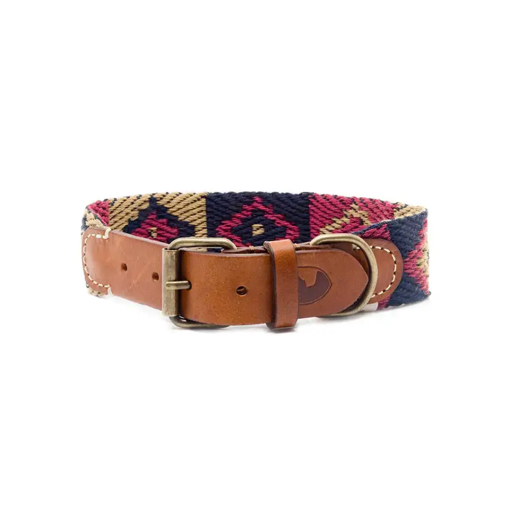 Detailansicht des PERUVIAN INDIAN BLUE Hundehalsbands – edles französisches Leder, strapazierfähige italienische Baumwolle und robuste Messingbeschläge für lange Haltbarkeit.