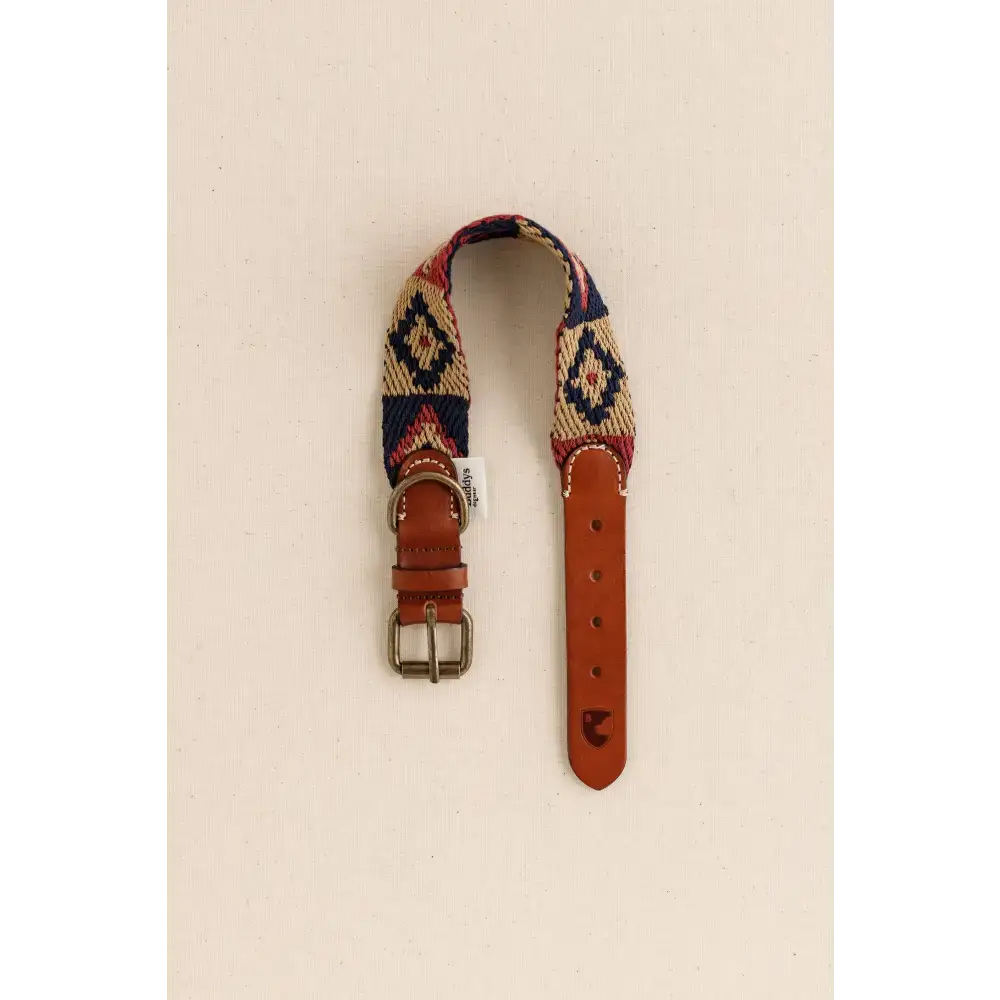 PERUVIAN INDIAN BLUE Hundehalsband von Buddys Dogwear – auffälliges Boho-Design, inspiriert von peruanischer Kultur, handgefertigt aus Baumwolle und Leder.