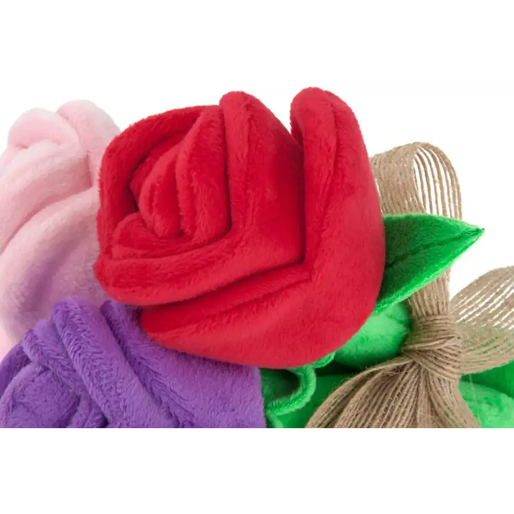 Detailansicht des P.L.A.Y "Rovers Rosen" Spielzeugs – doppellagige Nähte, robuste Verarbeitung und samtweiche Stoffstruktur.