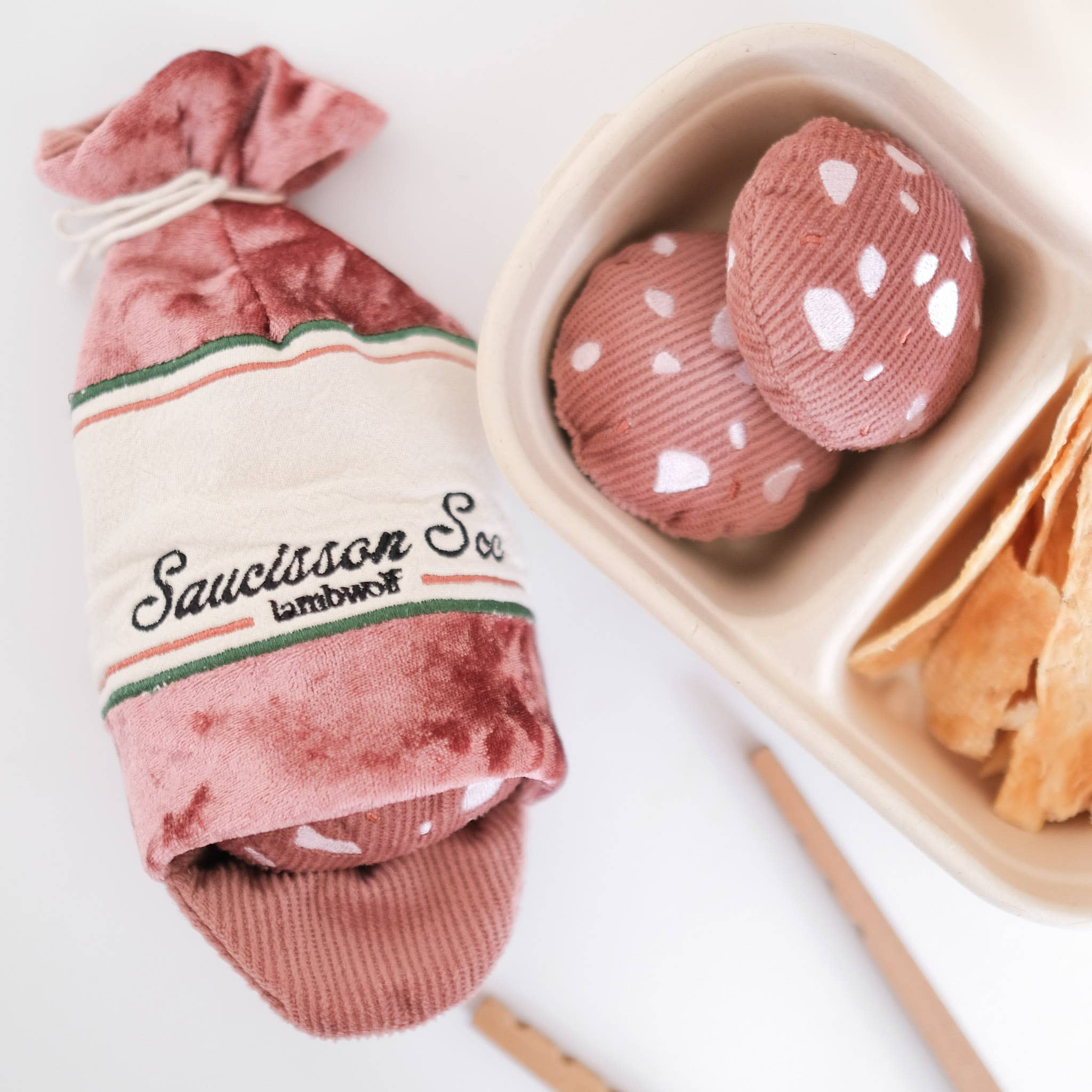 Detailansicht des SAUCISSON SEC Hundespielzeugs – hochwertige Verarbeitung und spannende Knistertextur