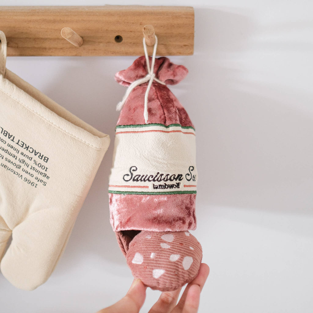 Detailansicht der quietschenden Wurststücke im SAUCISSON SEC Hundespielzeug von Lambwolf Collective