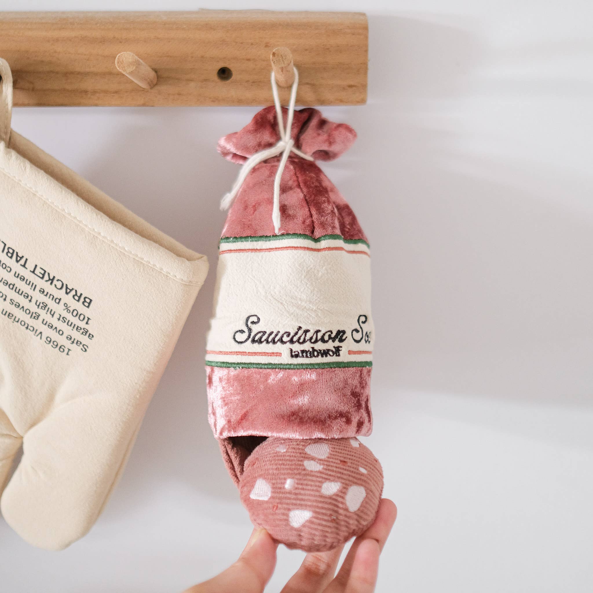Detailansicht der quietschenden Wurststücke im SAUCISSON SEC Hundespielzeug von Lambwolf Collective