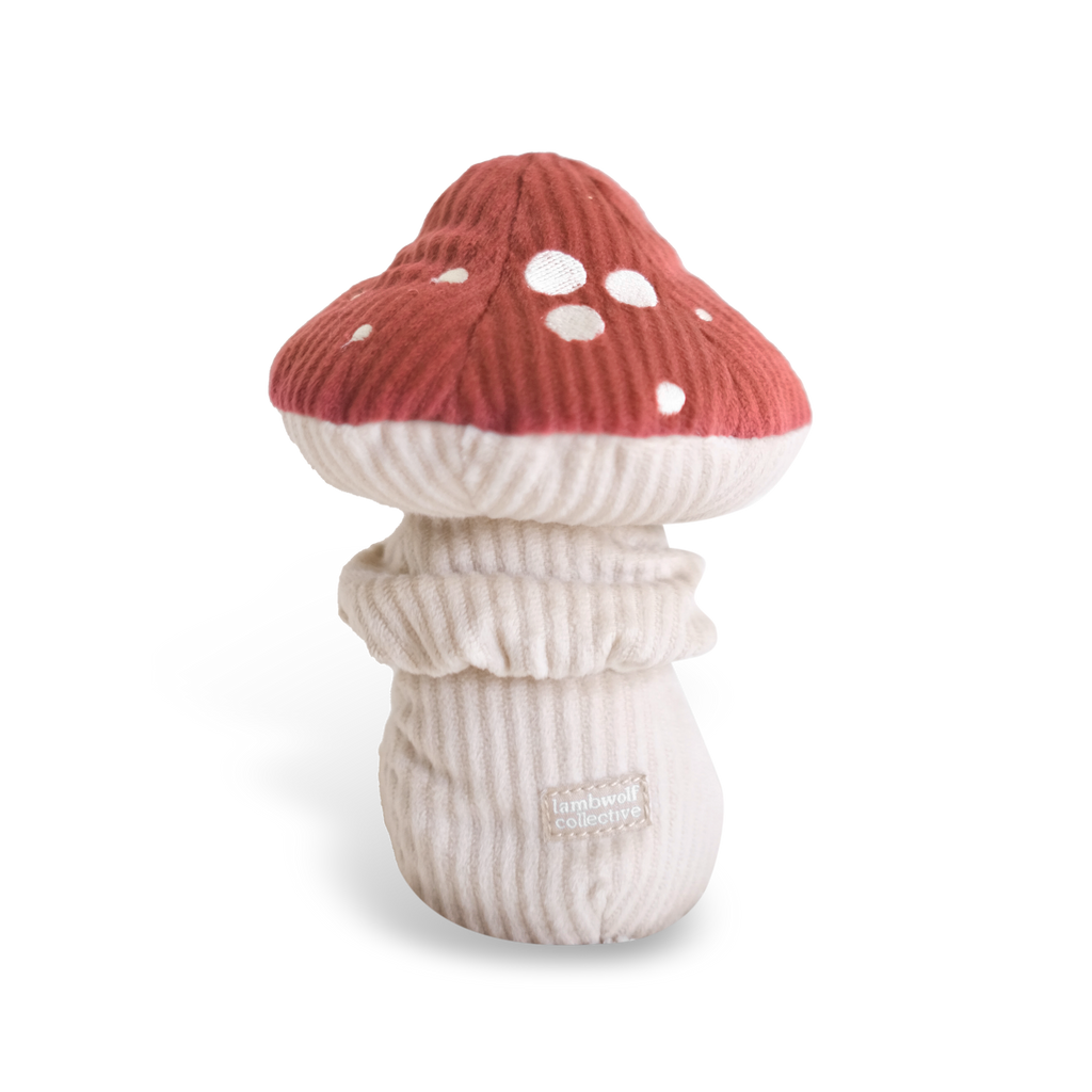 SHROOM Schnüffelspielzeug von Lambwolf – roter Stoffpilz mit weißen Punkten auf weißem Hintergrund
