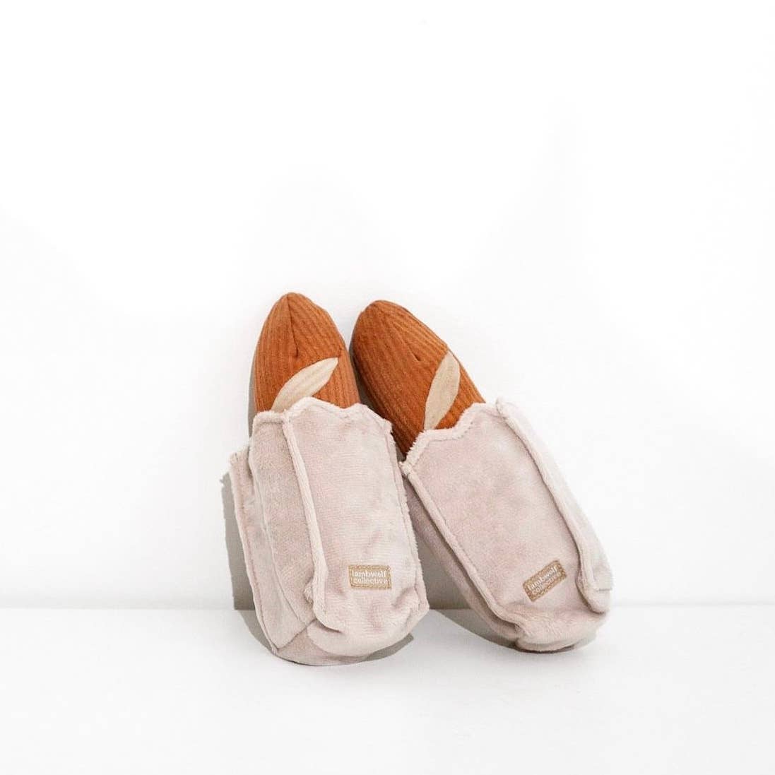 Produktansicht des Snuffle MINI BAGUETTE von Lambwolf Collective mit Knistertüte