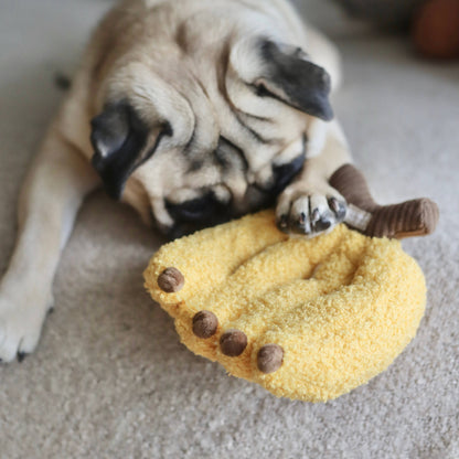 Hund spielt aktiv mit der Snuffle Banana von Lambwolf Collective
