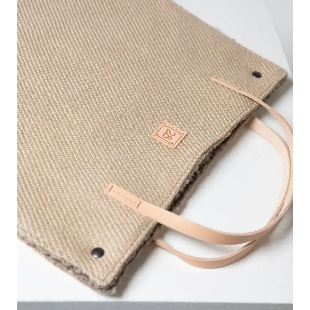 Detail der robusten Naturjute und des praktischen Druckknopfs – funktionales Design trifft Stil