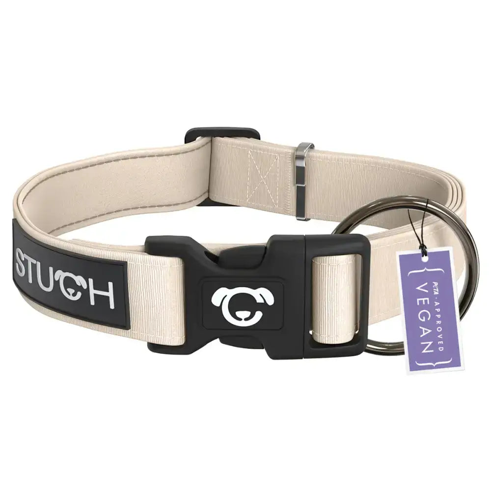 Detailansicht des STUCH Hundehalsbands in Beige – hochwertiges, gepolstertes Nylon mit robustem Metallverschluss für maximalen Komfort und Sicherheit.