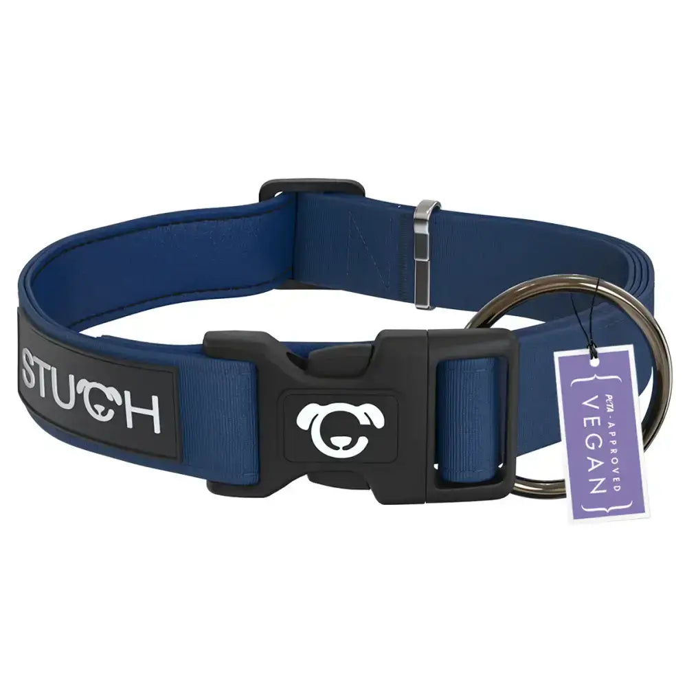 Detailansicht des STUCH Hundehalsbands in Dunkelblau – weiche Polsterung, strapazierfähiges Nylon und robuste Metallteile für maximalen Komfort und Haltbarkeit.