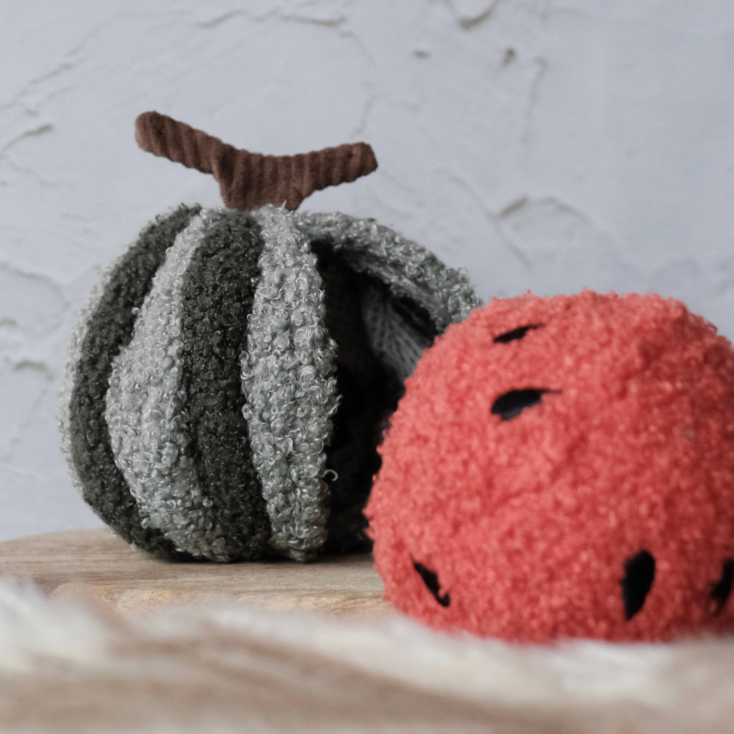 Wassermelonen POP Spielzeug von Lambwolf Collective mit strukturiertem Ball für Hunde